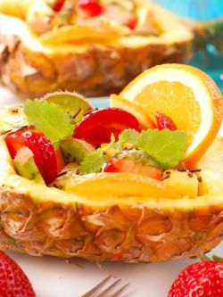 Imagen: Piña rellena con frutas al ron