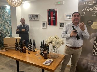 Imagen: Sumiller explicando el vino