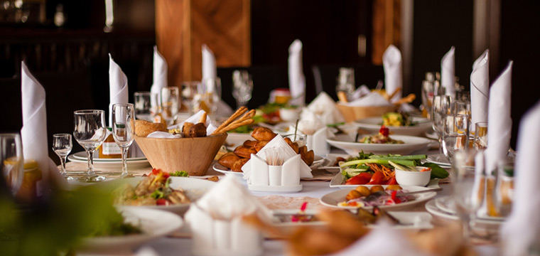 Bonita mesa de catering de lujo con alimentos y decoración de noche